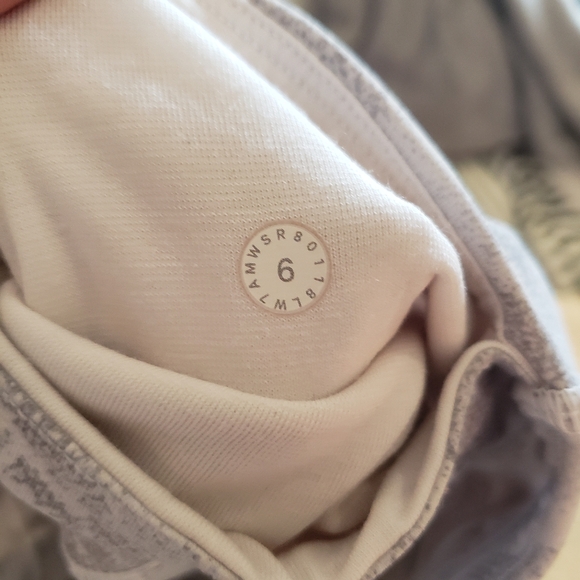 Lululemon bike shorts size 6, 6" inseam - Picture 3 of 5